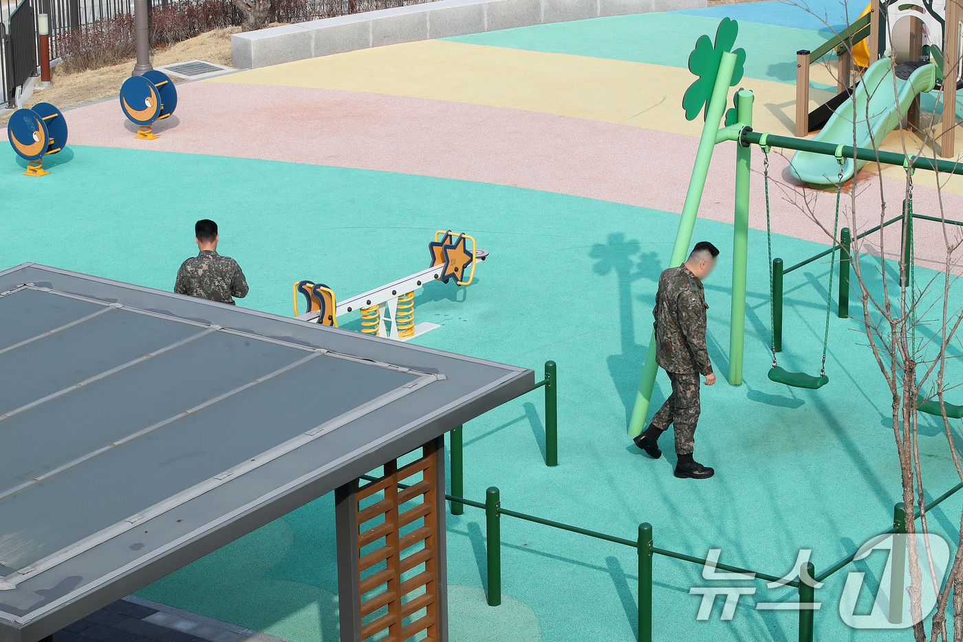 (대구=뉴스1) 공정식 기자 = 17일 오전 대구 북구 한 초등학교 인근 놀이터에서 군 관계자들이 전날 오후 초등학생 A 양이 탄두로 의심되는 물체에 맞아 목 아래 부위를 다친 사 …