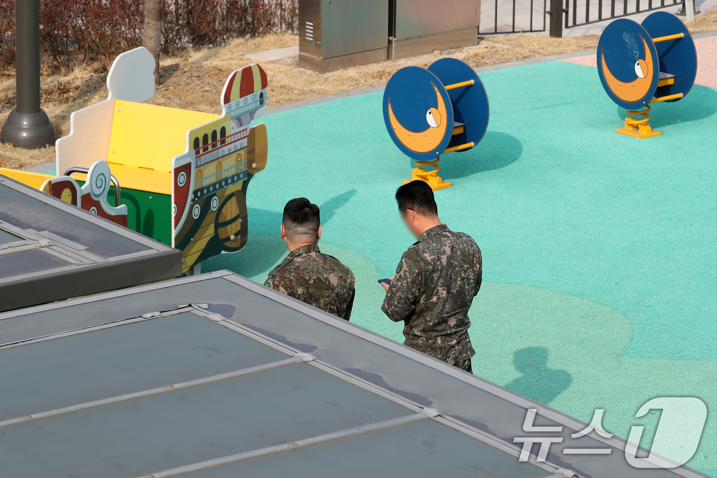 (대구=뉴스1) 공정식 기자 = 17일 오전 대구 북구 한 초등학교 인근 놀이터에서 군 관계자들이 전날 오후 초등학생 A 양이 탄두로 의심되는 물체에 맞아 목 아래 부위를 다친 사 …