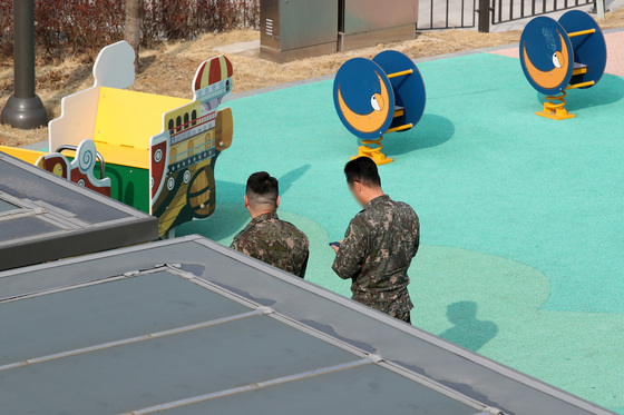 '탄두 의심 물체' 날아든 놀이터 조사하는 軍 당국