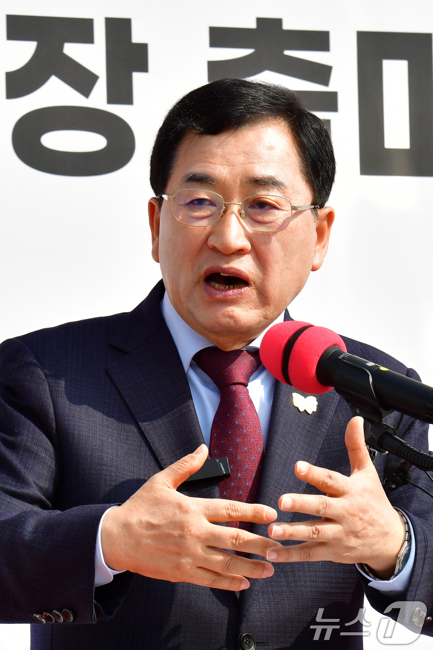 (경주=뉴스1) 최창호 기자 = 주낙영 경북 경주시장이 17일 시청 앞 광장에서 기자회견을 열어 6.3지방선거 경주시장 3선 도전을 선언하고 있다.주낙영 시장은 "APEC 2025 …