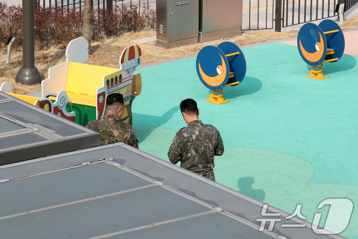 (대구=뉴스1) 공정식 기자 = 17일 오전 대구 북구 한 초등학교 인근 놀이터에서 군 관계자들이 전날 오후 초등학생 A 양이 탄두로 의심되는 물체에 맞아 목 아래 부위를 다친 사 …