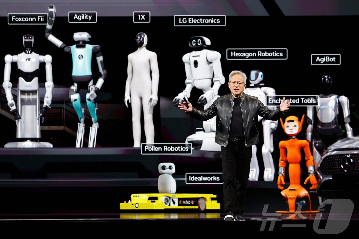 본문 이미지 - 젠슨 황 엔비디아 최고경영자가 16일(현지 시각) 연례 개발자 모임인 GTC에서 기조 연설을 하고 있다. ⓒ 로이터=뉴스1