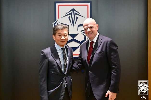 인판티노 FIFA 회장, 정몽규 회장에게 여자축구 월드컵 본선 축하