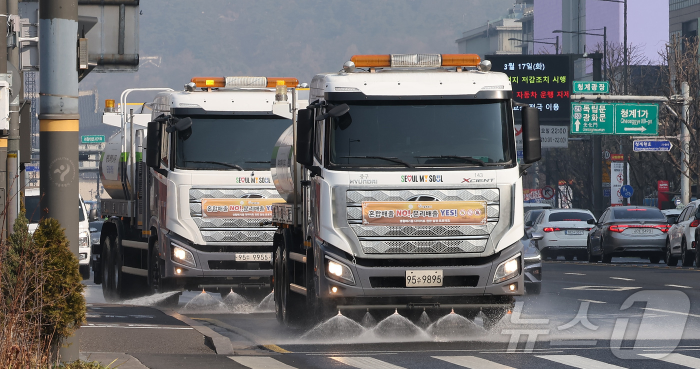 (서울=뉴스1) 김성진 기자 = 수도권과 충남 지역에 초미세먼지 재난위기경보 '관심' 단계가 발령되면서 비상저감조치가 시행된 17일 오전 서울 중구 세종대로에서 중구 관계자들이 청 …