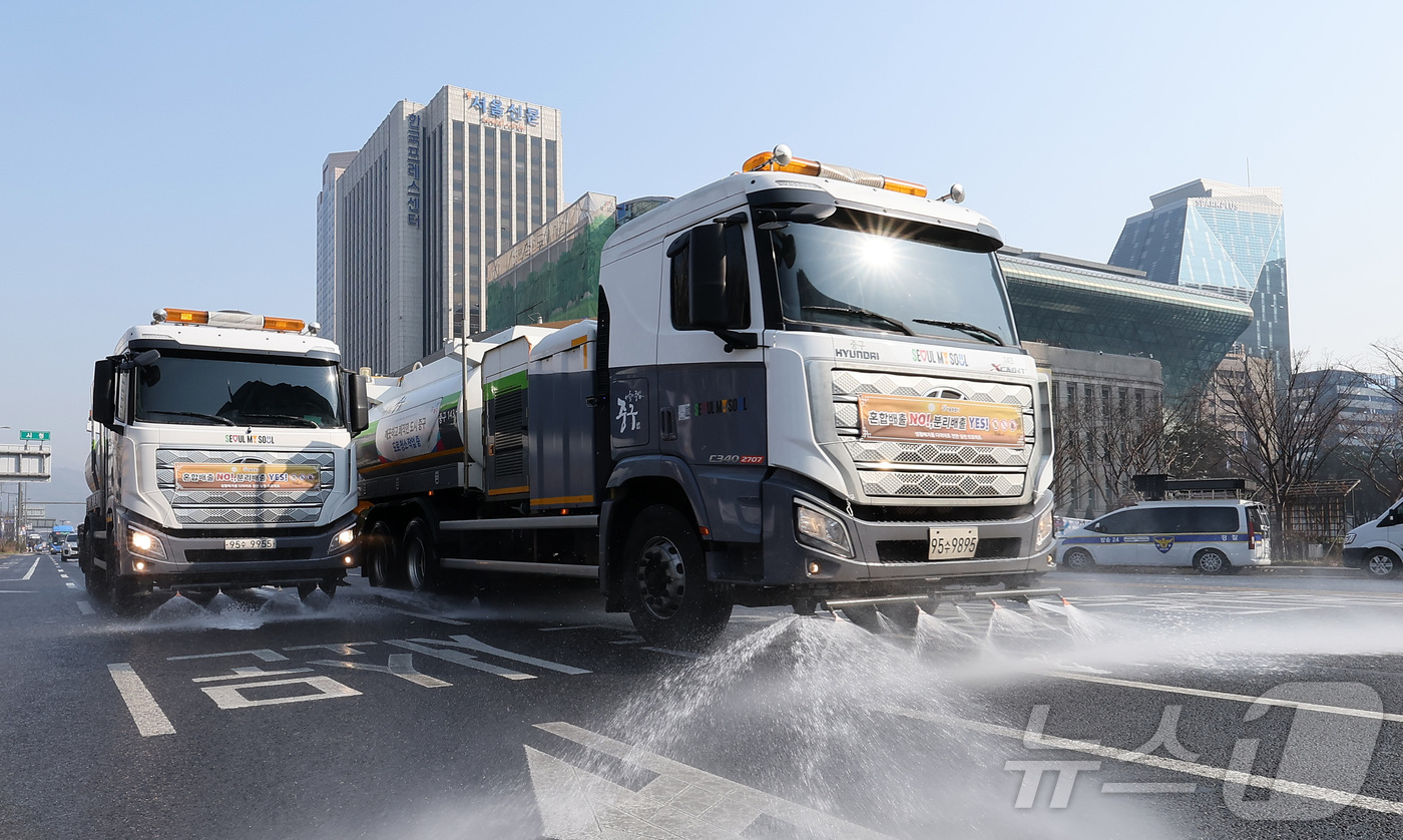 (서울=뉴스1) 김성진 기자 = 수도권과 충남 지역에 초미세먼지 재난위기경보 '관심' 단계가 발령되면서 비상저감조치가 시행된 17일 오전 서울 중구 세종대로에서 중구 관계자들이 청 …