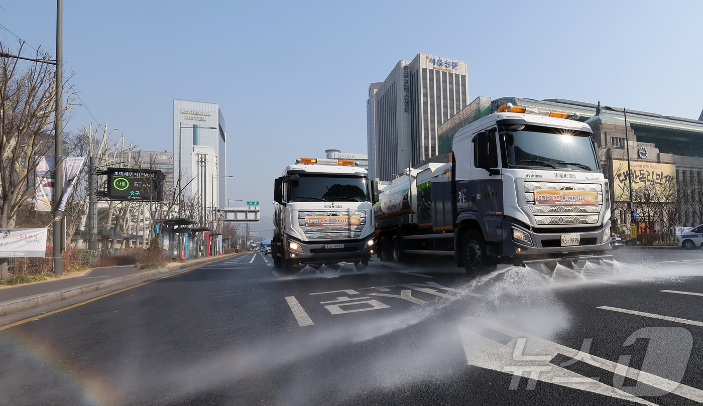 (서울=뉴스1) 김성진 기자 = 수도권과 충남 지역에 초미세먼지 재난위기경보 '관심' 단계가 발령되면서 비상저감조치가 시행된 17일 오전 서울 중구 세종대로에서 서울시 관계자들이 …