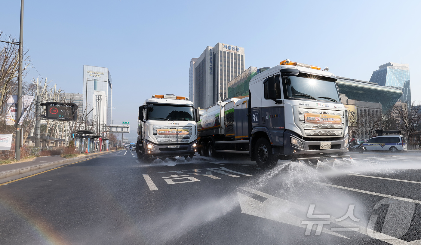 (서울=뉴스1) 김성진 기자 = 수도권과 충남 지역에 초미세먼지 재난위기경보 '관심' 단계가 발령되면서 비상저감조치가 시행된 17일 오전 서울 중구 세종대로에서 중구 관계자들이 청 …