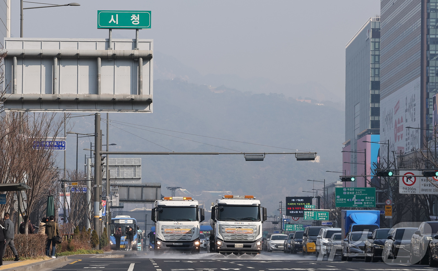 (서울=뉴스1) 김성진 기자 = 수도권과 충남 지역에 초미세먼지 재난위기경보 '관심' 단계가 발령되면서 비상저감조치가 시행된 17일 오전 서울 중구 세종대로에서 중구 관계자들이 청 …