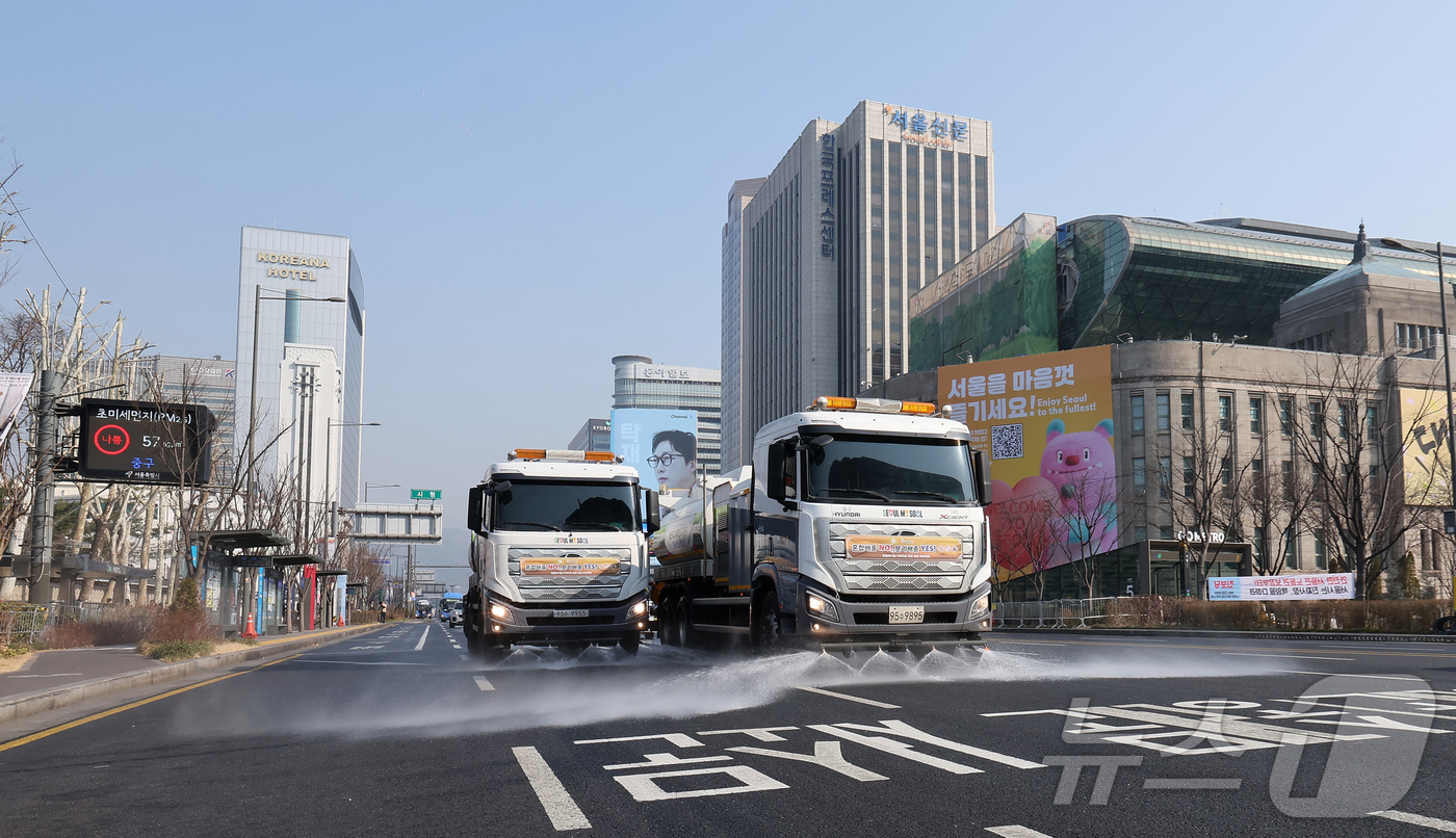 (서울=뉴스1) 김성진 기자 = 수도권과 충남 지역에 초미세먼지 재난위기경보 '관심' 단계가 발령되면서 비상저감조치가 시행된 17일 오전 서울 중구 세종대로에서 중구 관계자들이 청 …