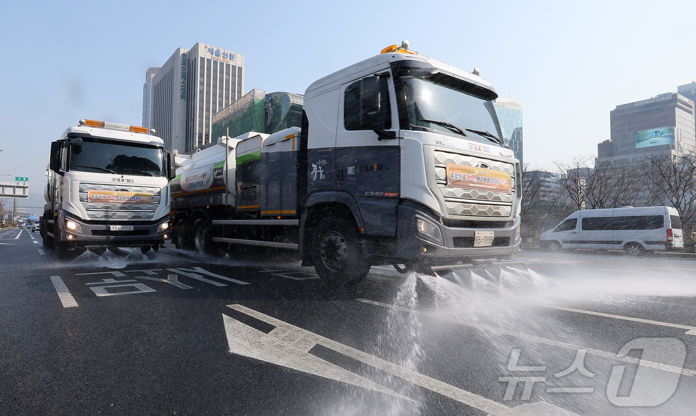 (서울=뉴스1) 김성진 기자 = 수도권과 충남 지역에 초미세먼지 재난위기경보 '관심' 단계가 발령되면서 비상저감조치가 시행된 17일 오전 서울 중구 세종대로에서 중구 관계자들이 청 …