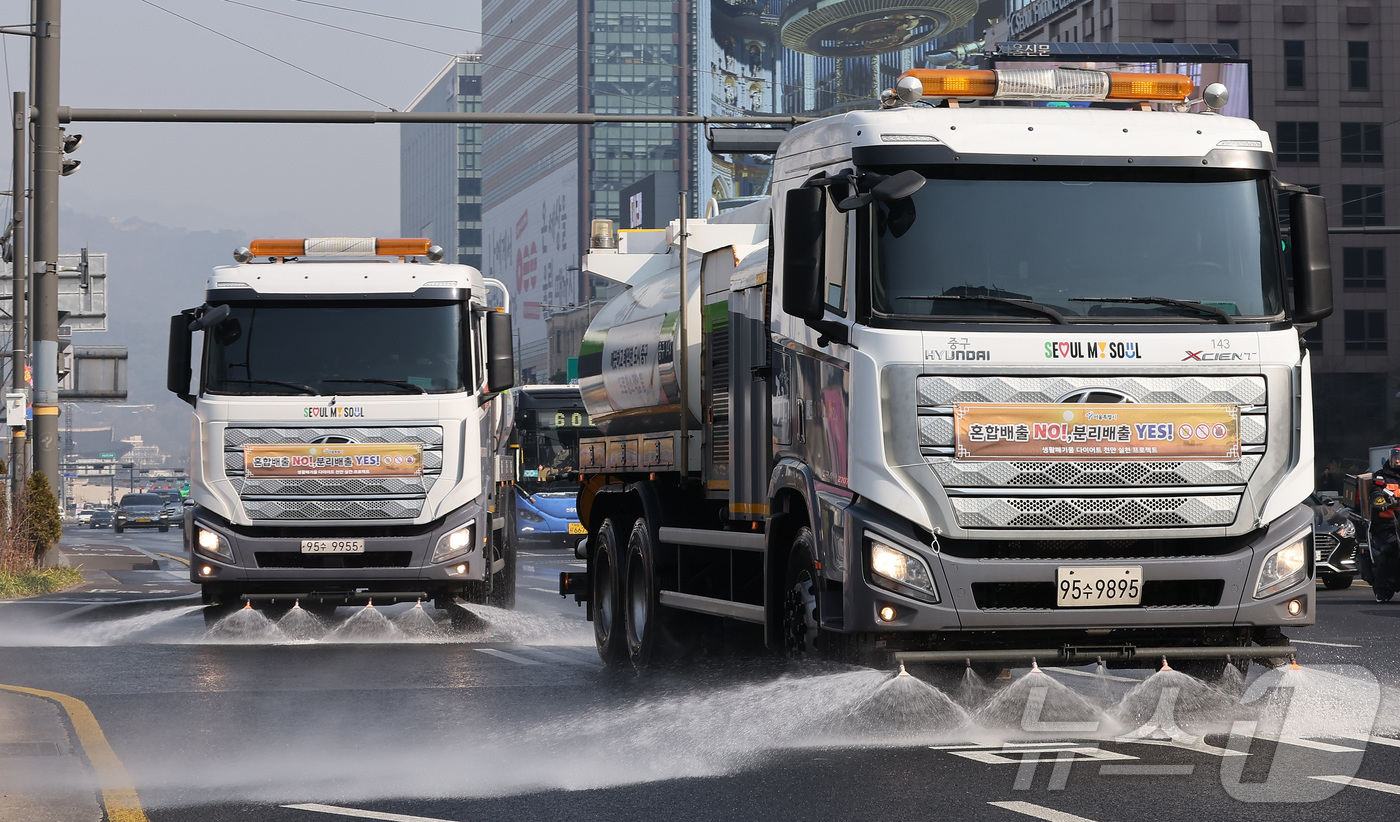 (서울=뉴스1) 김성진 기자 = 수도권과 충남 지역에 초미세먼지 재난위기경보 '관심' 단계가 발령되면서 비상저감조치가 시행된 17일 오전 서울 중구 세종대로에서 중구 관계자들이 청 …