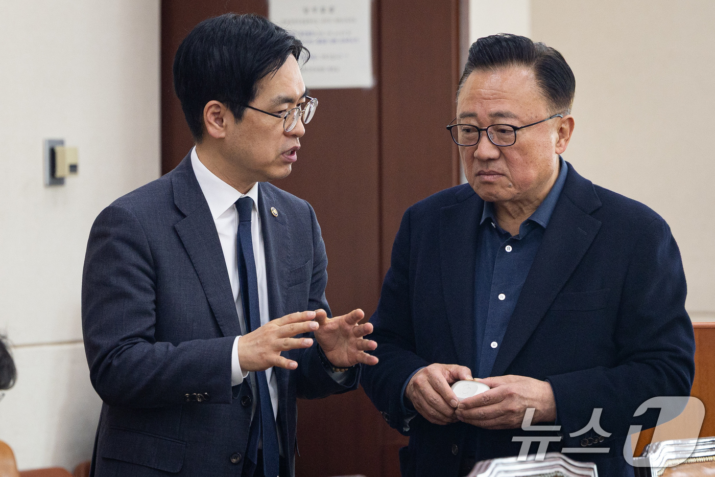 (서울=뉴스1) 유승관 기자 = 김민재 행정안전부 차관(왼쪽)과 고동진 국민의힘 의원이 17일 서울 여의도 국회에서 열린 제433회 국회(임시회) 행정안전위원회 제3차 법안심사제1 …