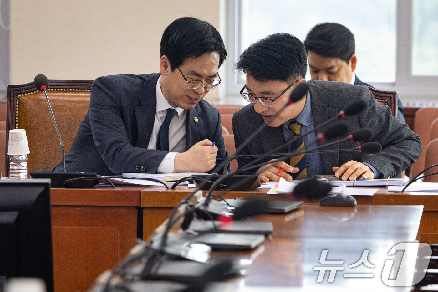 (서울=뉴스1) 유승관 기자 = 김민재 행정안전부 차관이 17일 서울 여의도 국회에서 열린 제433회 국회(임시회) 행정안전위원회 제3차 법안심사제1소위원회에 출석해 관계자와 대화 …