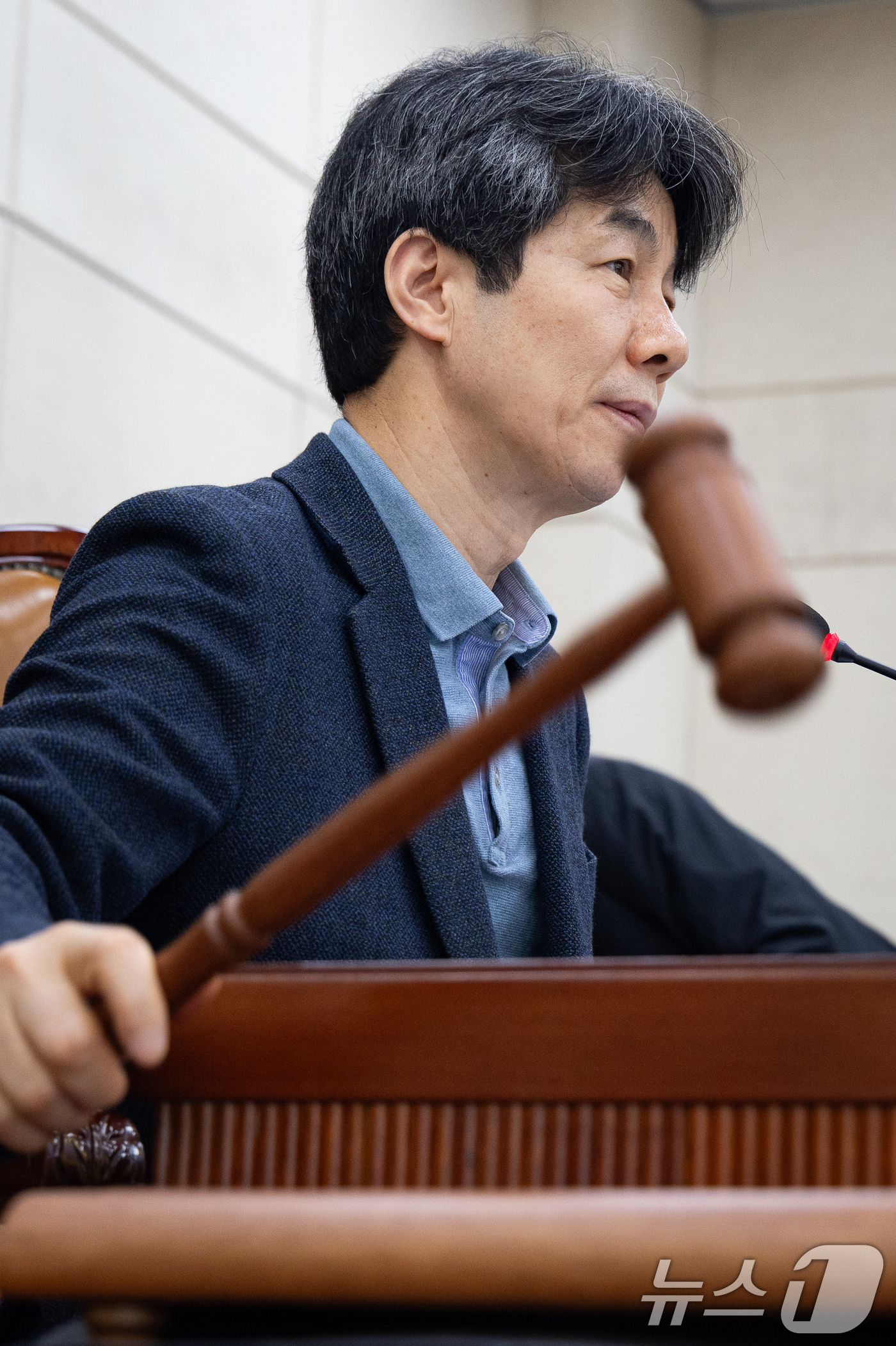 (서울=뉴스1) 유승관 기자 = 윤건영 국회 행정안전위원회 법안심사제1소위원장이 17일 서울 여의도 국회에서 열린 제433회 국회(임시회) 행정안전위원회 제3차 법안심사제1소위원회 …