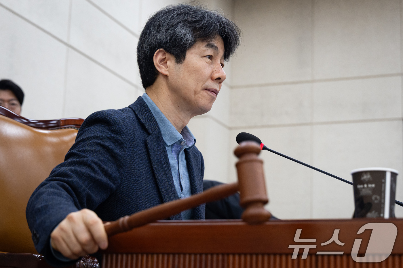 (서울=뉴스1) 유승관 기자 = 윤건영 국회 행정안전위원회 법안심사제1소위원장이 17일 서울 여의도 국회에서 열린 제433회 국회(임시회) 행정안전위원회 제3차 법안심사제1소위원회 …