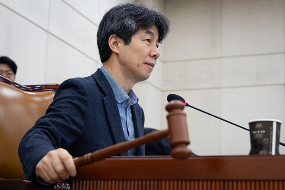 의사봉 두드리는 윤건영 행안위 법안심사1소위원장