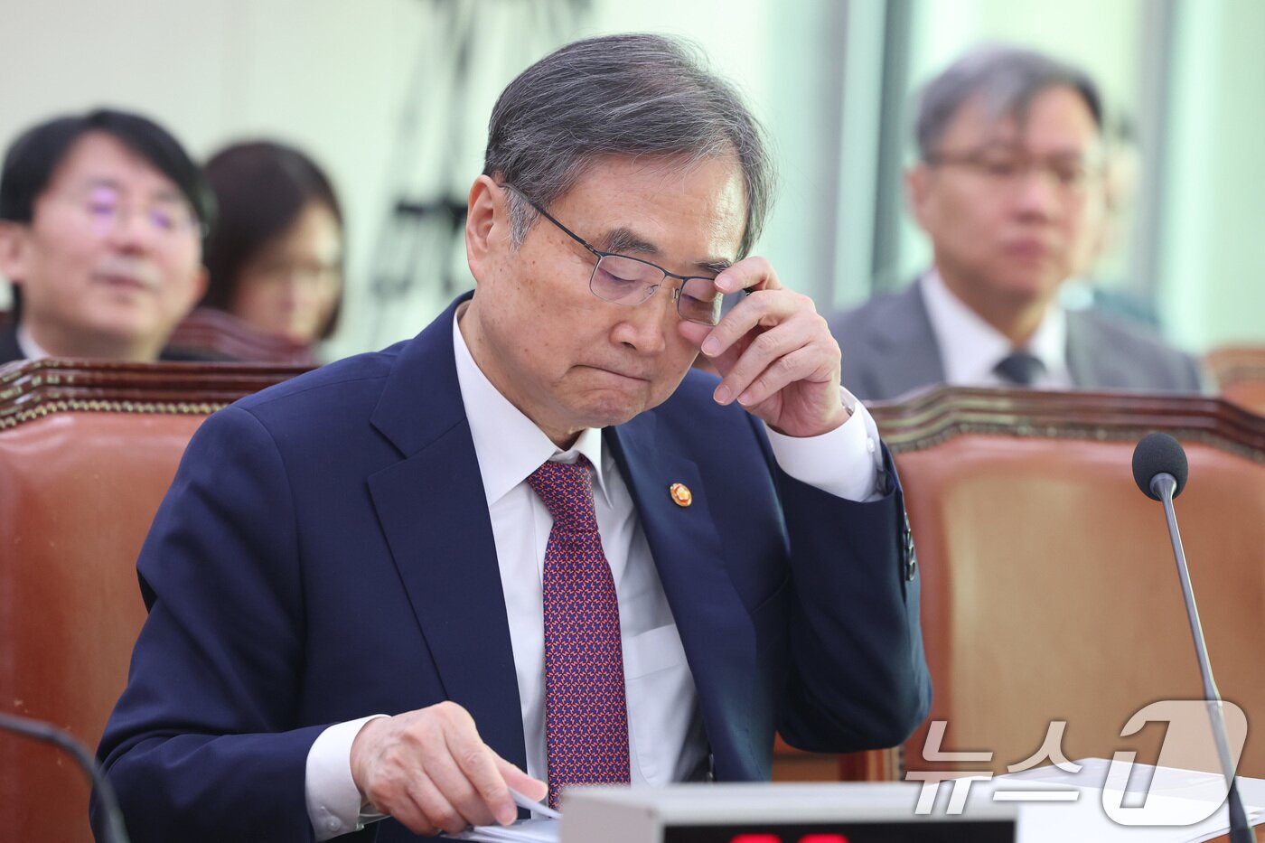 본문 이미지 - 조현 외교부 장관이 17일 서울 여의도 국회에서 열린 외교통일위원회 전체회의에서 안경을 고쳐쓰고 있다. 2026.3.17 ⓒ 뉴스1 신웅수 기자