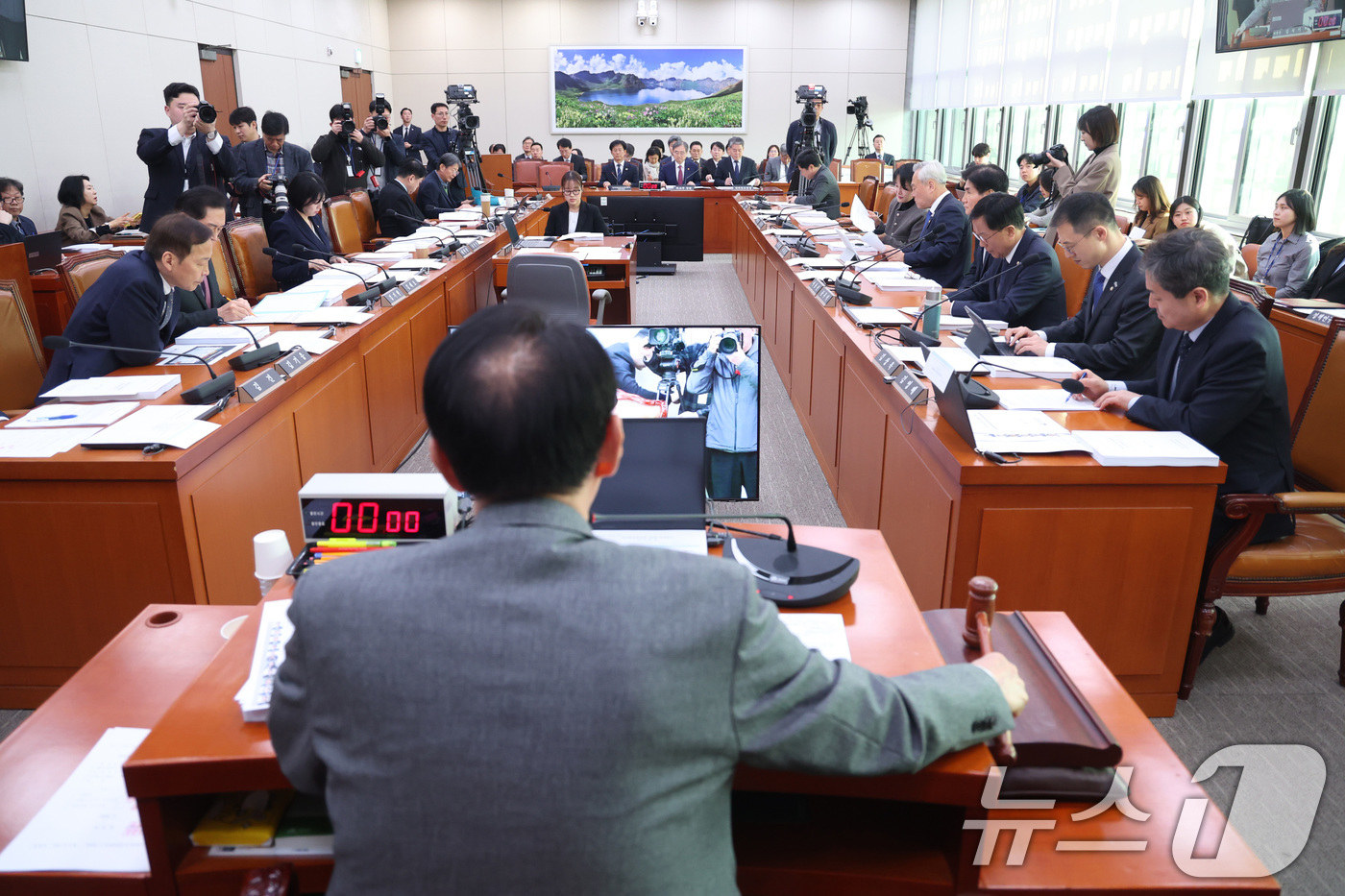 (서울=뉴스1) 신웅수 기자 = 김석기 위원장이 17일 서울 여의도 국회에서 열린 외교통일위원회 전체회의에서 의사봉을 두드리고 있다. 2026.3.17/뉴스1