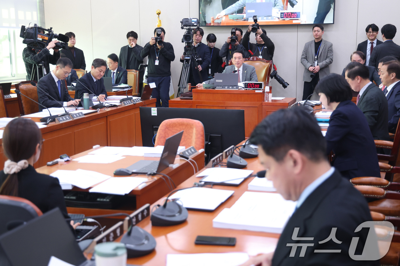 (서울=뉴스1) 신웅수 기자 = 김석기 위원장이 17일 서울 여의도 국회에서 열린 외교통일위원회 전체회의에서 의사봉을 두드리고 있다. 2026.3.17/뉴스1