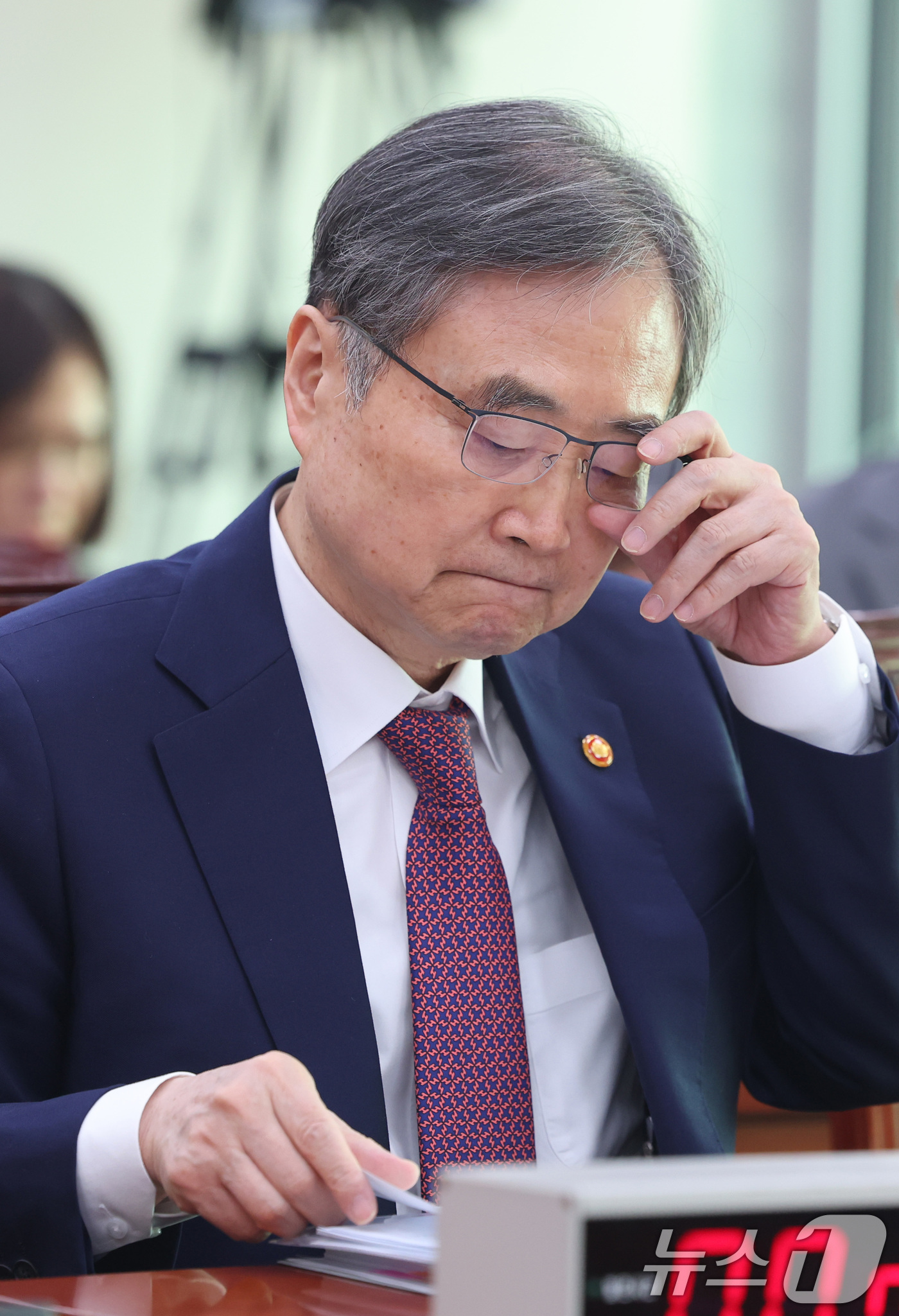 (서울=뉴스1) 신웅수 기자 = 조현 외교부 장관이 17일 서울 여의도 국회에서 열린 외교통일위원회 전체회의에서 안경을 고쳐쓰고 있다. 2026.3.17/뉴스1