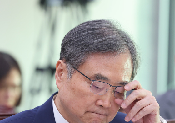 생각 잠긴 조현 장관