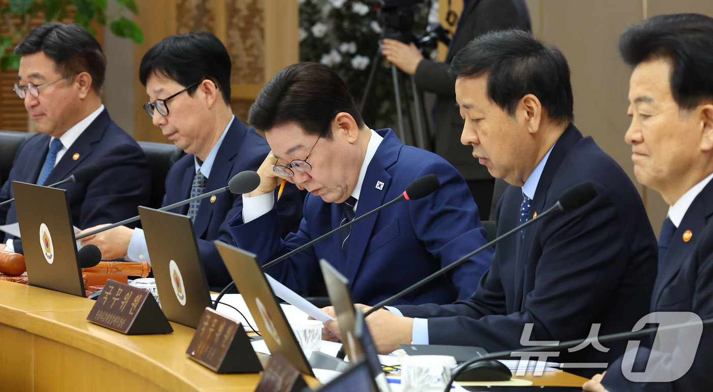 (세종=뉴스1) 허경 기자 = 이재명 대통령이 17일 정부세종청사에서 열린 국무회의에서 자료를 보고 있다. (청와대통신사진기자단) 2026.3.17/뉴스1