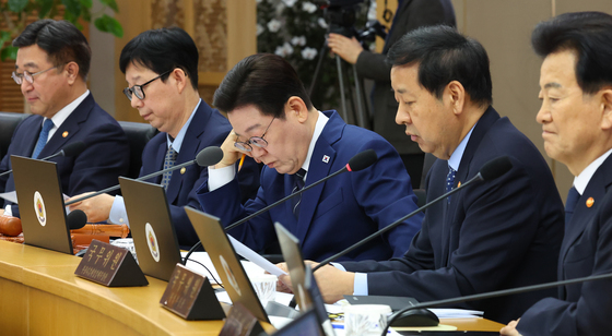 자료 보는 이재명 대통령