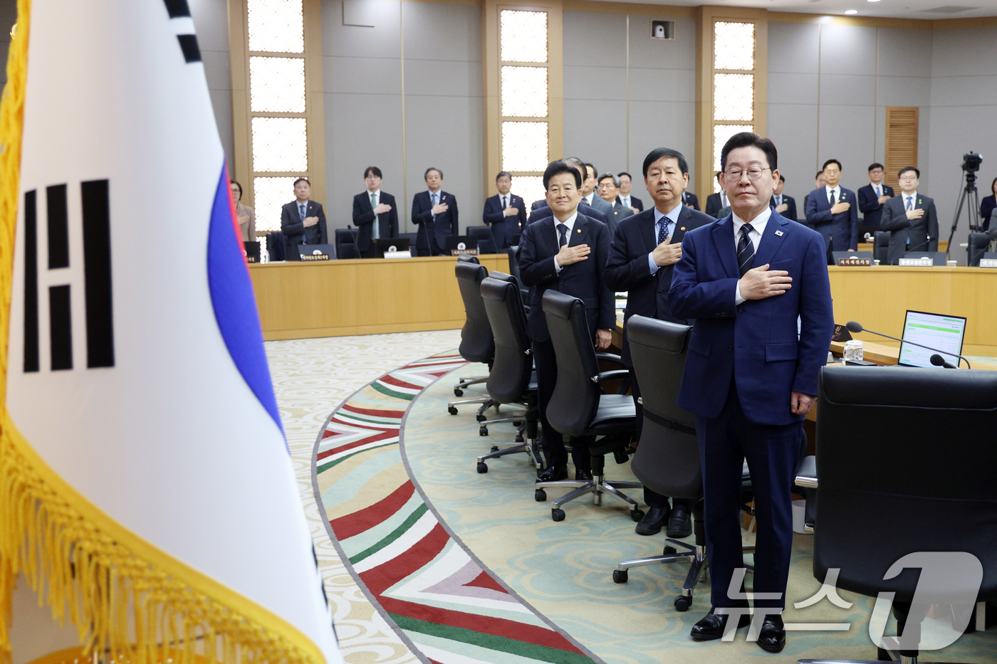 (세종=뉴스1) 이재명 기자 = 이재명 대통령이 17일 정부세종청사에서 열린 국무회의에서 국민의례를 하고 있다. (청와대통신사진기자단) 2026.3.17/뉴스1