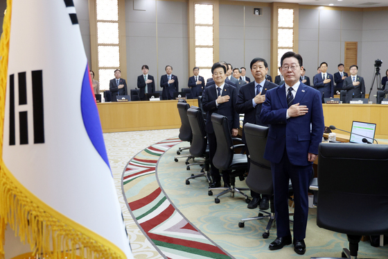 국민의례 하는 이재명 대통령