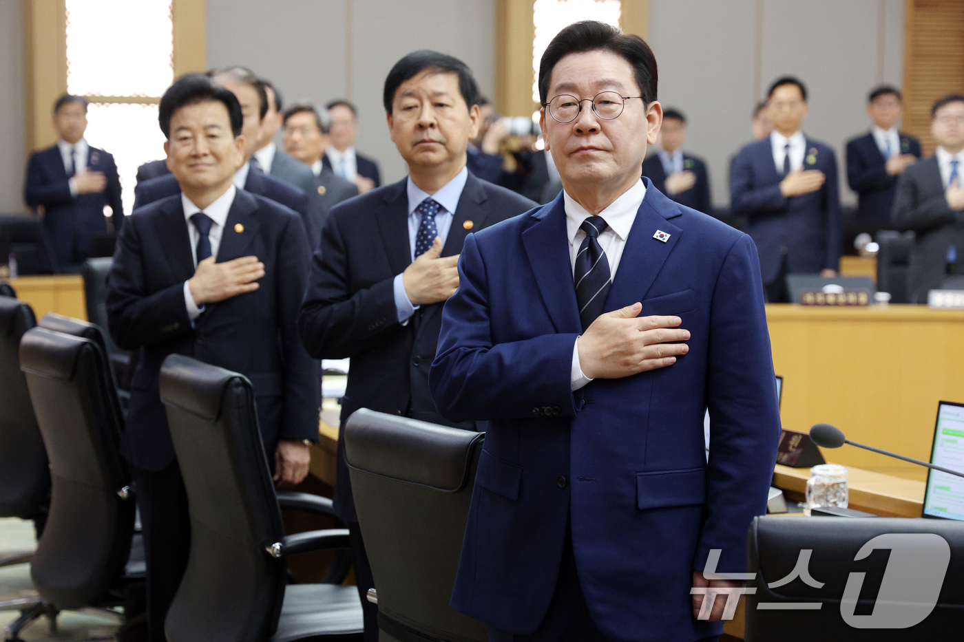 (세종=뉴스1) 이재명 기자 = 이재명 대통령이 17일 정부세종청사에서 열린 국무회의에서 국민의례를 하고 있다. (청와대통신사진기자단) 2026.3.17/뉴스1