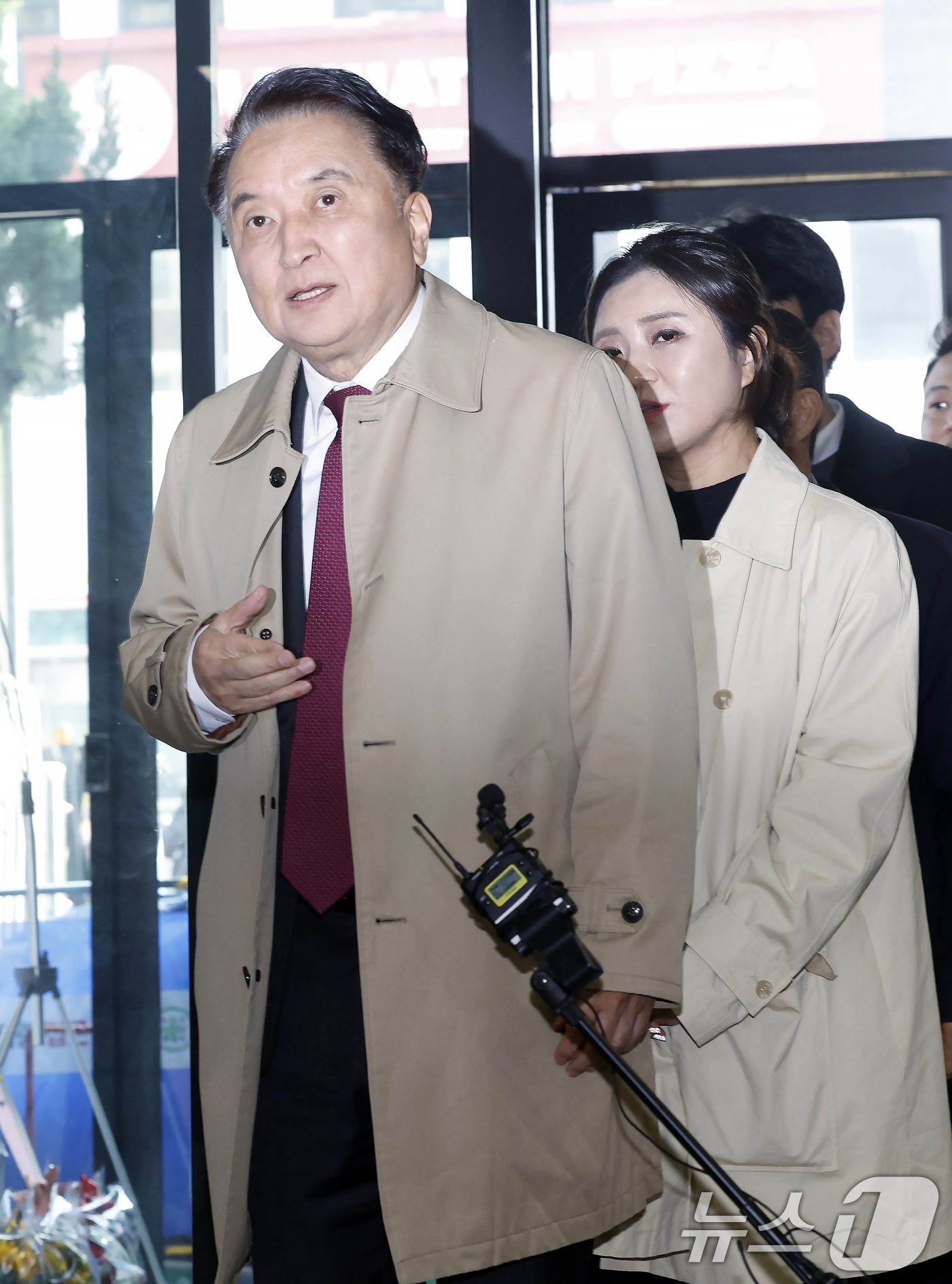 (서울=뉴스1) 박정호 기자 = 국민의힘 지방선거 공천관리위원회(공관위)로부터 컷오프(공천 배제) 통보를 받은 김영환 충북도지사가 17일 오전 서울 여의도 국민의힘 당사로 입장을 …