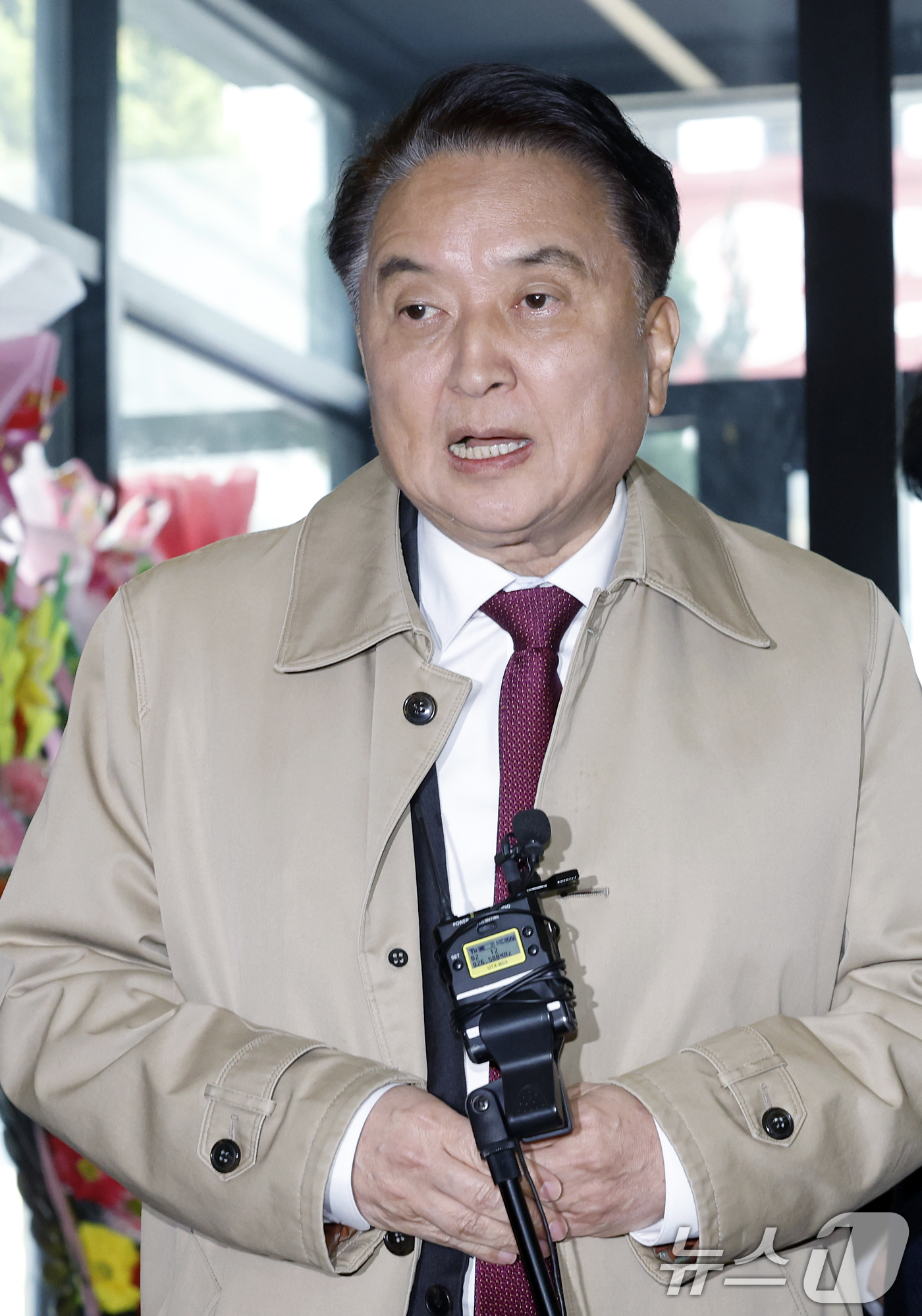 (서울=뉴스1) 박정호 기자 = 국민의힘 지방선거 공천관리위원회(공관위)로부터 컷오프(공천 배제) 통보를 받은 김영환 충북도지사가 17일 오전 서울 여의도 국민의힘 당사에서 입장을 …