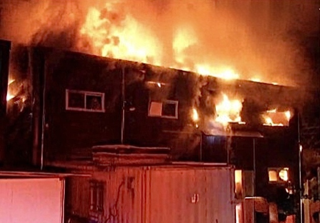 한밤 자동차 배터리 판매점 불…2시간 40분 만에 진화