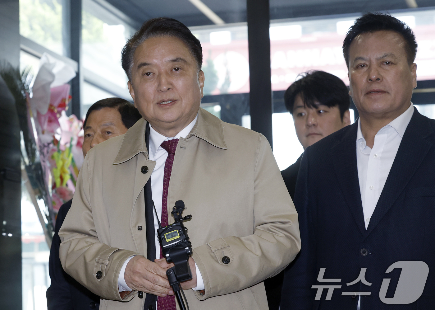 (서울=뉴스1) 박정호 기자 = 국민의힘 지방선거 공천관리위원회(공관위)로부터 컷오프(공천 배제) 통보를 받은 김영환 충북도지사가 17일 오전 서울 여의도 국민의힘 당사에서 입장을 …