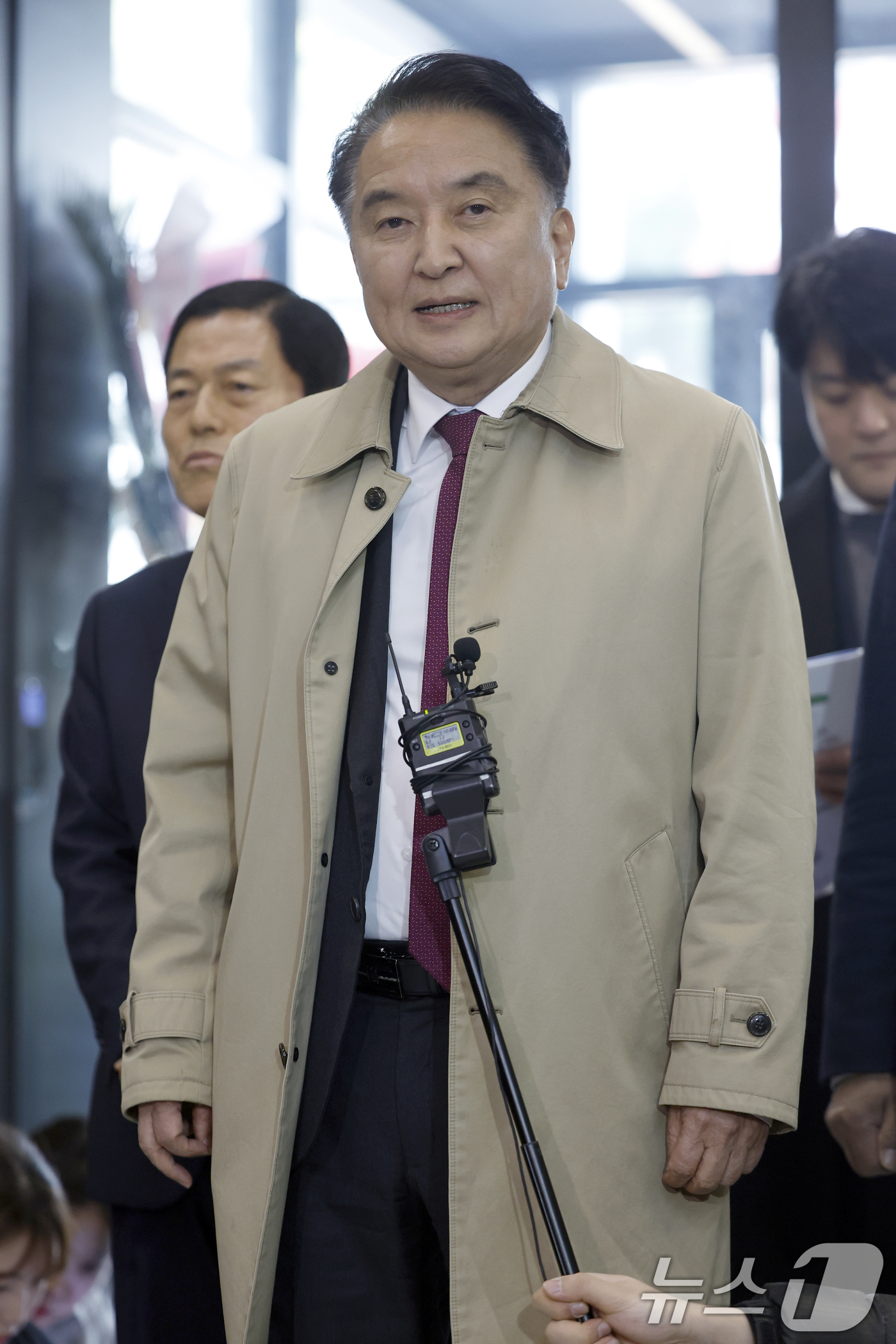 (서울=뉴스1) 박정호 기자 = 국민의힘 지방선거 공천관리위원회(공관위)로부터 컷오프(공천 배제) 통보를 받은 김영환 충북도지사가 17일 오전 서울 여의도 국민의힘 당사에서 입장을 …