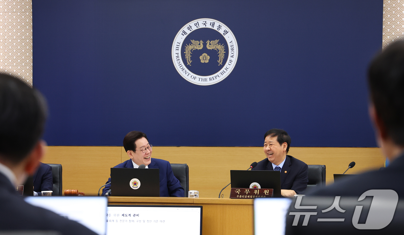 (세종=뉴스1) 허경 기자 = 이재명 대통령이 17일 정부세종청사에서 열린 국무회의에서 구윤철 부총리 겸 재정경제부 장관과 대화하며 미소 짓고 있다. (청와대통신사진기자단) 202 …