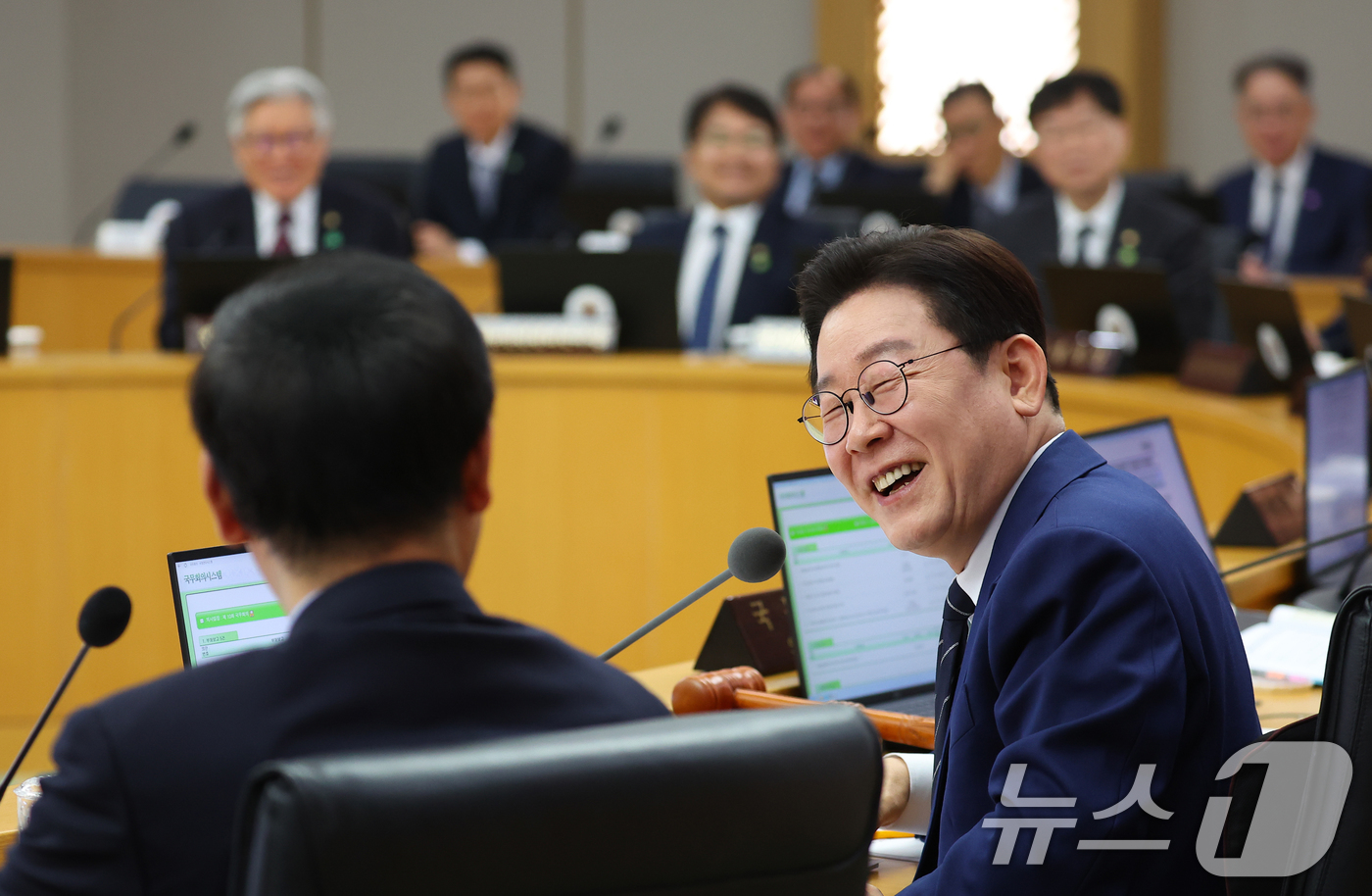 (세종=뉴스1) 허경 기자 = 이재명 대통령이 17일 정부세종청사에서 열린 국무회의에서 미소 짓고 있다. (청와대통신사진기자단) 2026.3.17/뉴스1