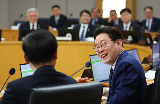 이재명 대통령, 국무회의 미소