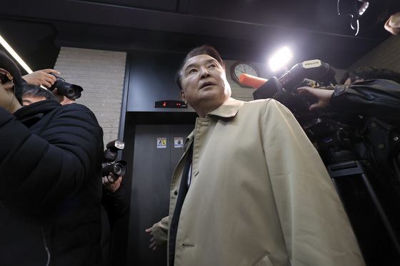 국민의힘 당사로 들어가는 김영환 충북도지사