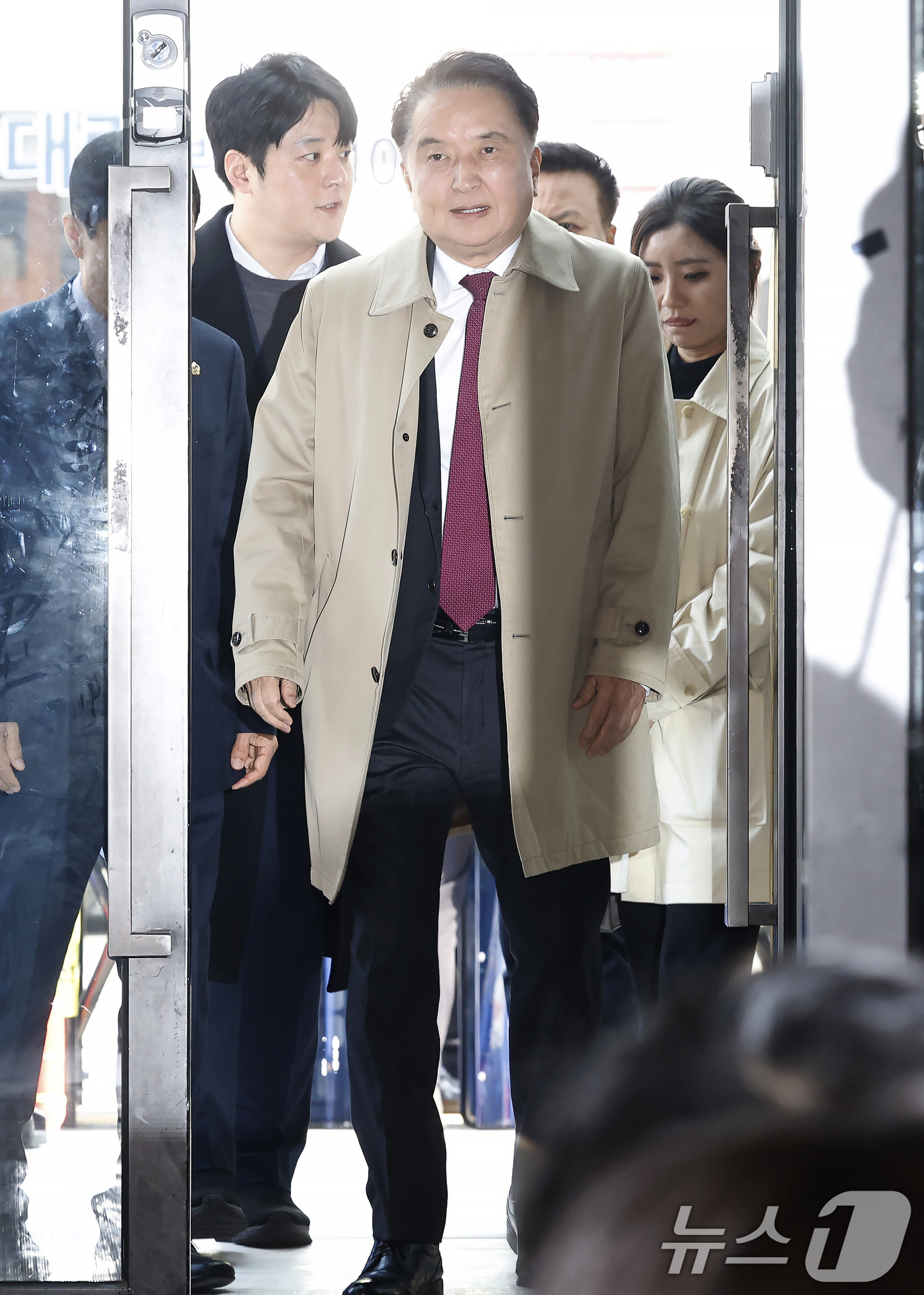 (서울=뉴스1) 박정호 기자 = 국민의힘 지방선거 공천관리위원회(공관위)로부터 컷오프(공천 배제) 통보를 받은 김영환 충북도지사가 17일 오전 서울 여의도 국민의힘 당사로 입장을 …