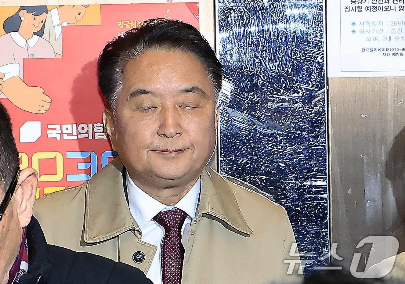 (서울=뉴스1) 박정호 기자 = 국민의힘 지방선거 공천관리위원회(공관위)로부터 컷오프(공천 배제) 통보를 받은 김영환 충북도지사가 17일 오전 서울 여의도 국민의힘 당사에 도착, …