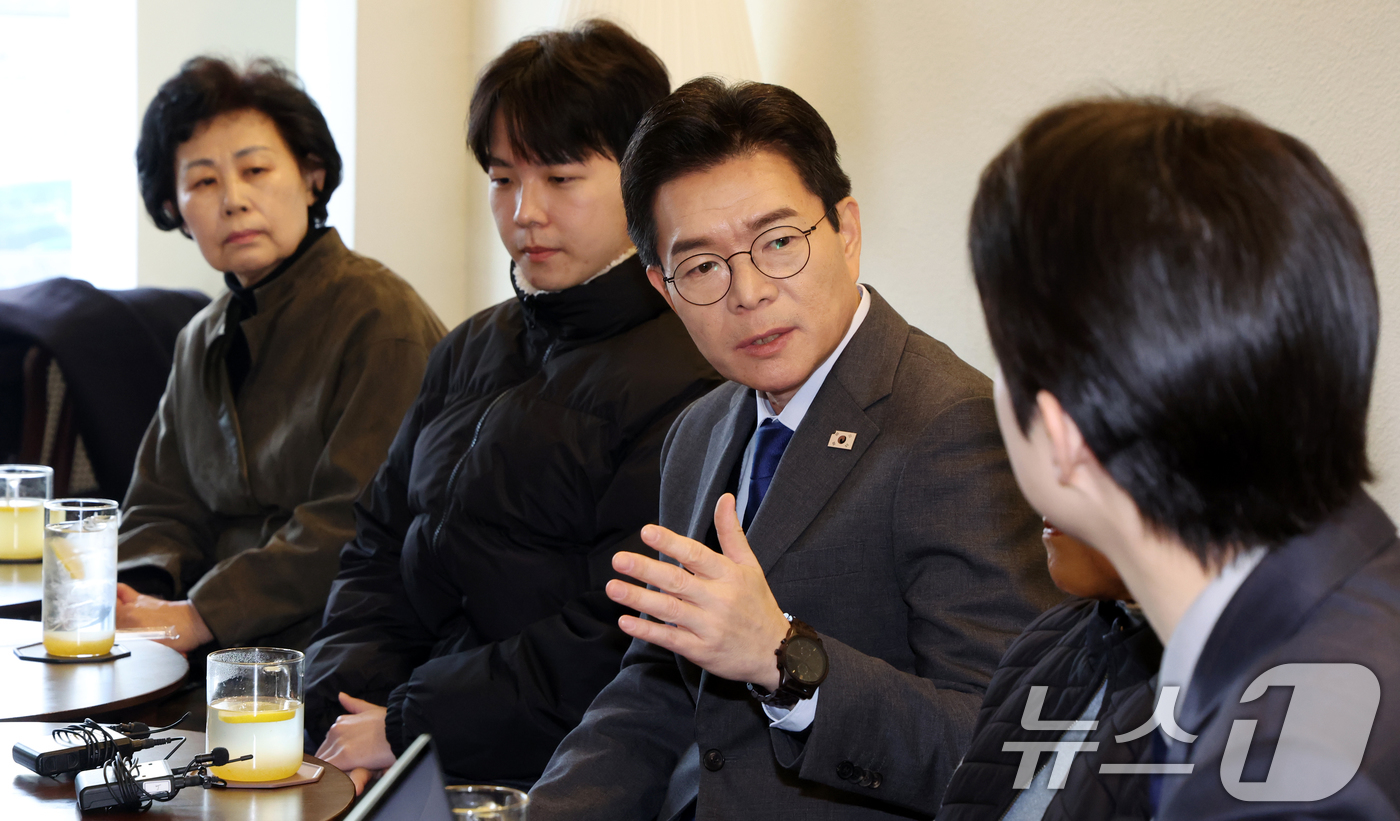 (서울=뉴스1) 김명섭 기자 = 정원오 더불어민주당 서울시장 예비후보가 17일 오전 서울 성동구 상생학사 인근 카페에서 청년 주거 관련 간담회를 갖고 있다. 2026.3.17/뉴스 …