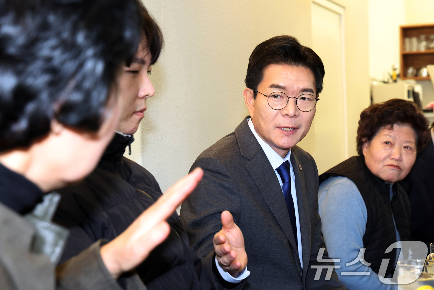 (서울=뉴스1) 김명섭 기자 = 정원오 더불어민주당 서울시장 예비후보가 17일 오전 서울 성동구 상생학사 인근 카페에서 청년 주거 관련 간담회를 갖고 있다. 2026.3.17/뉴스 …