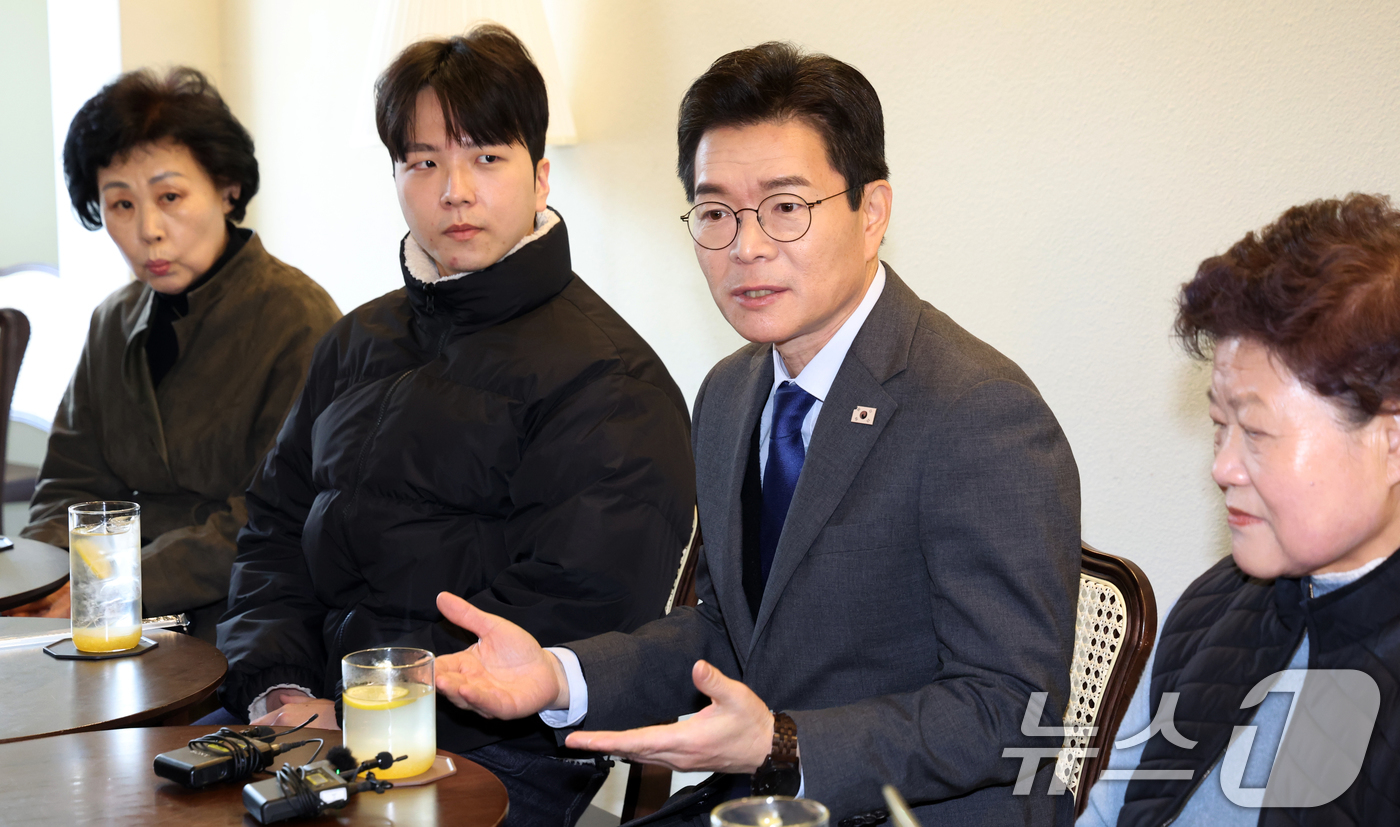 (서울=뉴스1) 김명섭 기자 = 정원오 더불어민주당 서울시장 예비후보가 17일 오전 서울 성동구 상생학사 인근 카페에서 청년 주거 관련 간담회를 갖고 있다. 2026.3.17/뉴스 …