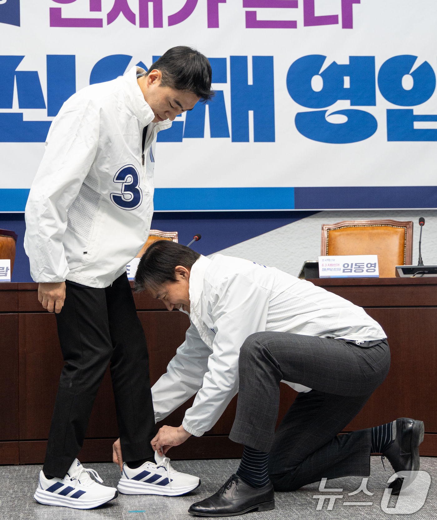 (서울=뉴스1) 이승배 기자 = 조국 조국혁신당 대표가 17일 서울 여의도 국회에서 열린 6.3 지방선거 청년 혁신 인재 영입식에서 영입 인재에게 신발을 신겨주고 있다. 2026. …