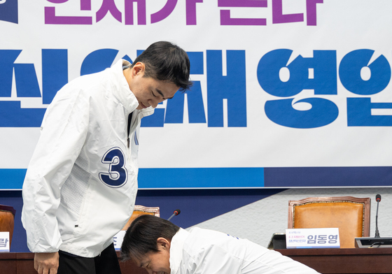 신발 신겨주는 조국 대표