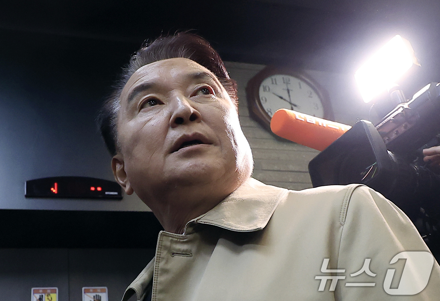 (서울=뉴스1) 박정호 기자 = 국민의힘 지방선거 공천관리위원회(공관위)로부터 컷오프(공천 배제) 통보를 받은 김영환 충북도지사가 17일 오전 서울 여의도 국민의힘 당사에 도착, …