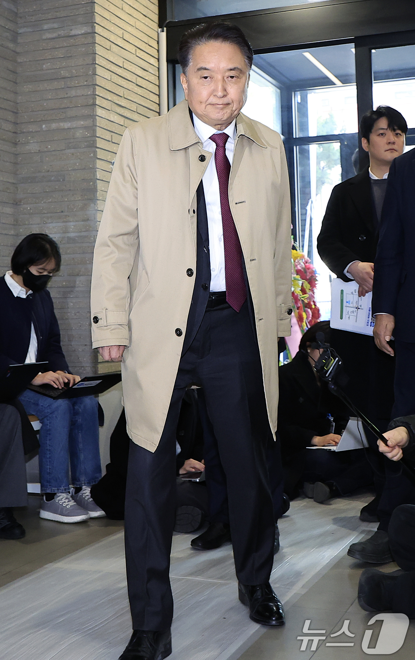 (서울=뉴스1) 박정호 기자 = 국민의힘 지방선거 공천관리위원회(공관위)로부터 컷오프(공천 배제) 통보를 받은 김영환 충북도지사가 17일 오전 서울 여의도 국민의힘 당사에 도착해 …