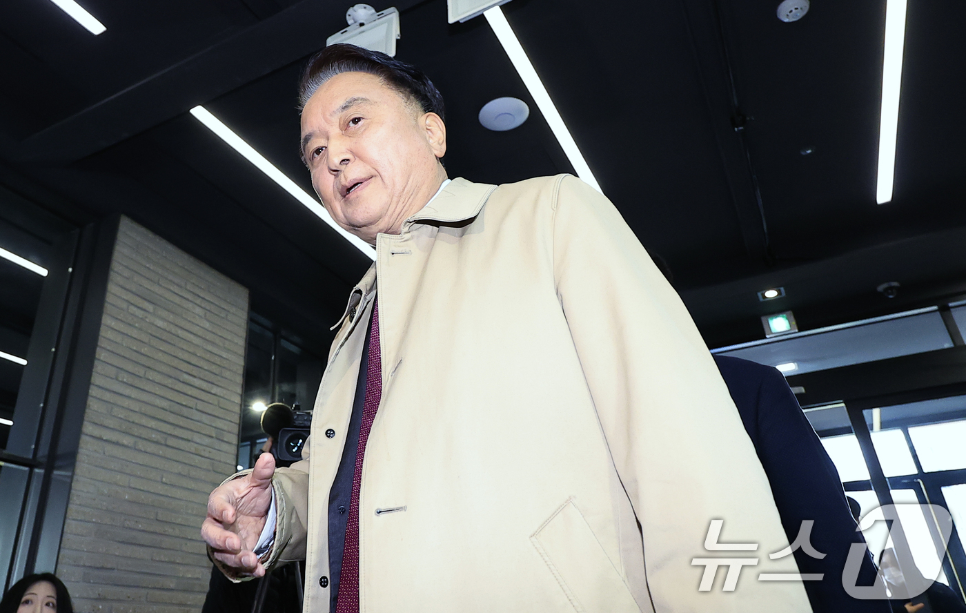 (서울=뉴스1) 박정호 기자 = 국민의힘 지방선거 공천관리위원회(공관위)로부터 컷오프(공천 배제) 통보를 받은 김영환 충북도지사가 17일 오전 서울 여의도 국민의힘 당사에 도착해 …