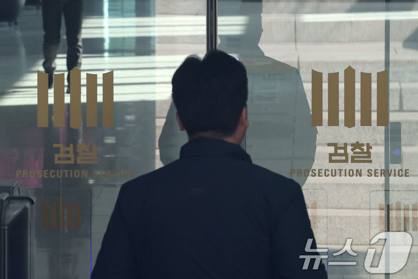 (서울=뉴스1) 이광호 기자 = 17일 서울 서초구 대검찰청에서 직원들이 출입하고 있다.이날 당·정·청은 검찰의 수사권과 기소권을 분리하는 내용의 검찰개혁 세부안에 합의, 검찰개혁 …